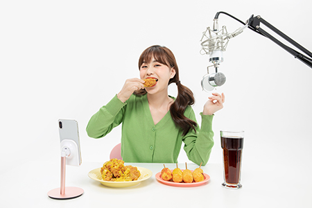 1592292078407212.jpg 攝圖網_501600507_美女主播大胃王直播吃炸雞(企業商用).jpg