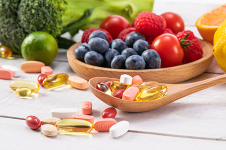 1592533641201579.jpg 攝圖網_501586688_鈣片和水果(企業商用).jpg