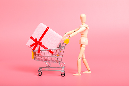攝圖網_500129864_人偶推購物車購物送禮（企業商用）.jpg