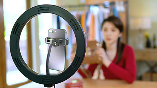 攝圖網_501642371_手機直播網絡銷售（企業商用） (1).jpg