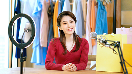 攝圖網_501642380_直播女主播微笑形象（企業商用） (1).jpg